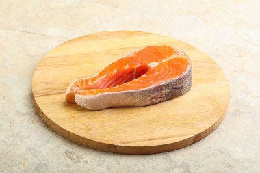 Tahtada çiğ somon bifteği