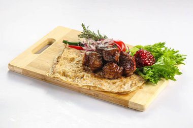 Izgara sığır kebabı ızgara Shashlik soğan servis etti.