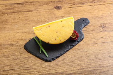 Cevizli sert peynir tuğlası.