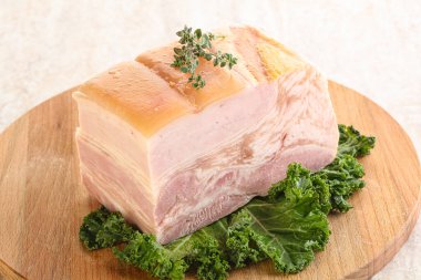 Ev yapımı domuz pastırması.