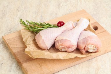 Pişirmek için üç tavuk budu budu.