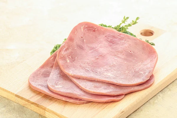 Skivat Nötkött Skinka Mellanmål Över Bord — Stockfoto