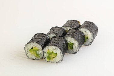 Avokado ile geleneksel Japon vejetaryen dürümü