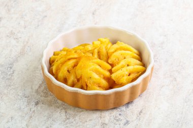 Lezzetli kızarmış patates dilimi kasede
