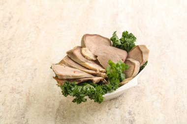 Dilimlenmiş domuz dili aperatifi. Fesleğen servis edildi.