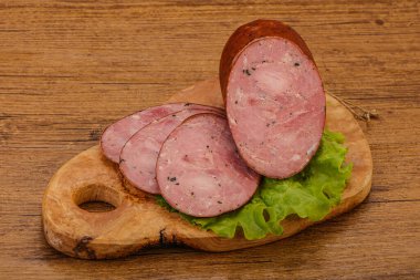 Baharatlı ve otlu füme jambon.