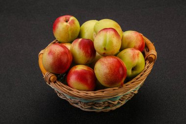 Sepette küçük yeşil nektarinler