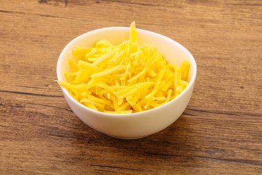 Yemek pişirmek için kasede dilimlenmiş sarı peynir.