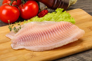 Pişirmek için çiğ tilapia balığı filetosu.