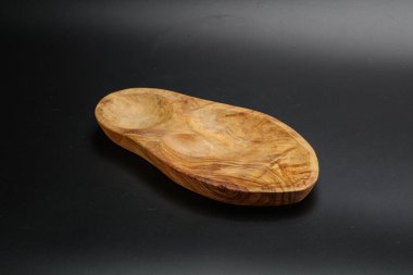 Mutfak için siyah arkaplan üzerine zeytin ağacı tahtası