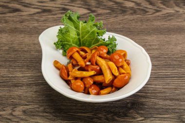 Terbiye edilmiş mantar. Kasede küçük bal aromalı.