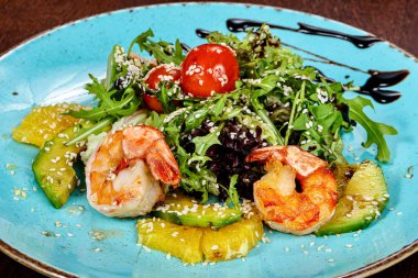 Karides, roka ve avokado salatası.