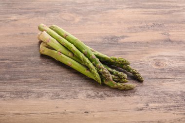 Çiğ, taze kuşkonmaz. Beslenme mutfağı için.