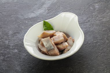 Atıştırmak için dilimlenmiş ringa filetosu kasede.