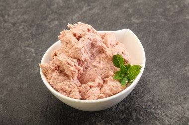 Karaciğer ezmesi kasede fesleğen yaprağı servis edilir.