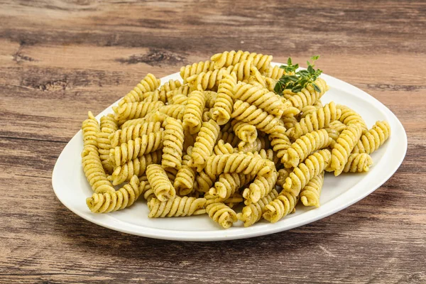 Włoski Makaron Fusilli Sosem Pesto — Zdjęcie stockowe