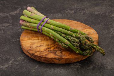 Vejetaryen mutfağı - Pişirmek için çiğ kuşkonmaz yığını