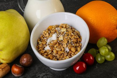 Organik granola ve sütle kahvaltı