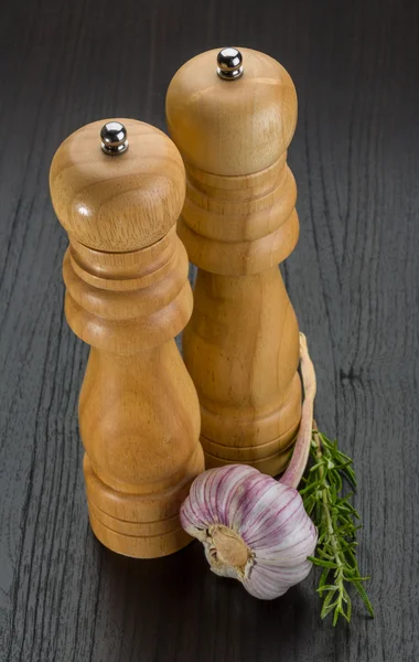Pepper mills with garlic — Stock Photo, Image