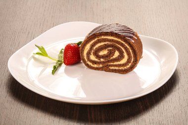 Lezzetli çikolatalı kek çilekli servis edilir.