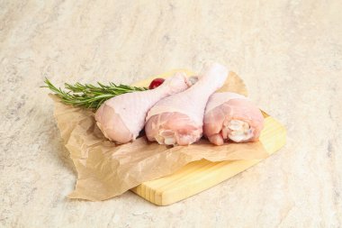 Pişirmek için üç tavuk budu budu.