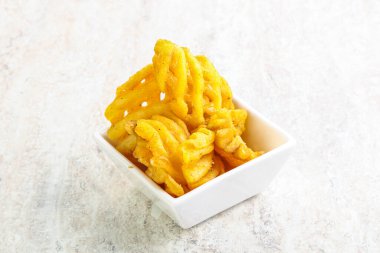 Lezzetli kızarmış patates dilimi kasede