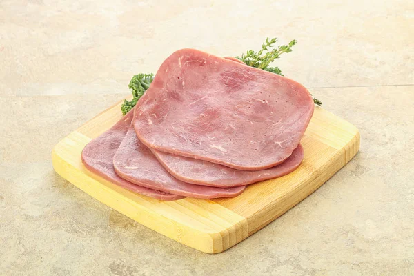 Sliced Beef Ham Lanche Sobre Bordo — Fotografia de Stock