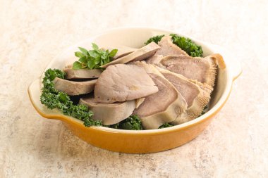 Dilimlenmiş domuz dili aperatifi. Fesleğen servis edildi.