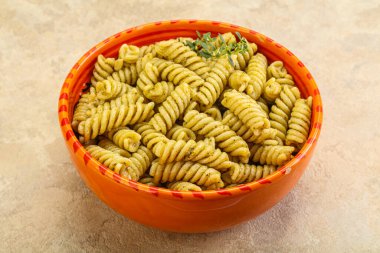 Pesto soslu İtalyan makarnası.