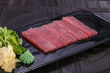 Çiğ ton balıklı Japon mutfağı.