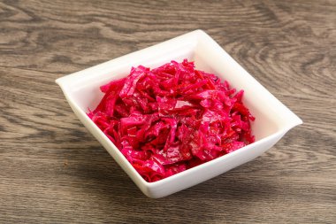 Kasede pancar kökü olan marine edilmiş kırmızı lahana.