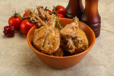 Tatlı ve baharatlı soslu tavşan yahnisi.