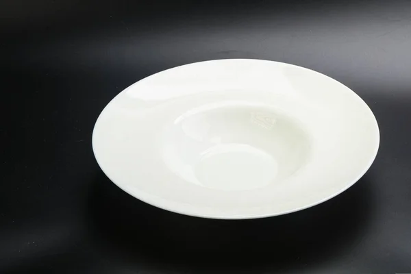 Κενό Λευκό Πιάτο Για Ζυμαρικά Πάνω Από Μαύρο Φόντο — Φωτογραφία Αρχείου