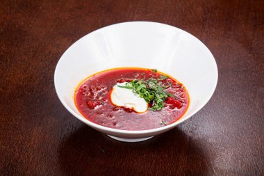 Rus geleneksel borç çorbası, ekşi krema ve bitkilerle.