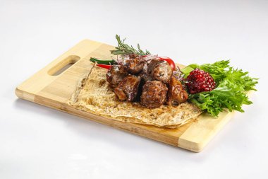 Izgara sığır kebabı ızgara Shashlik soğan servis etti.