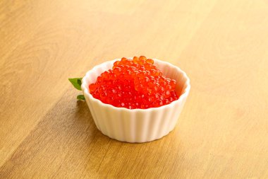 Rus kırmızı havyarı kasede.