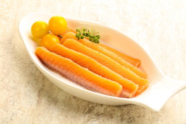 Dilimlenmiş somon balığı sashimi aperatif