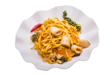 Kızarmış noodle ile kalamar