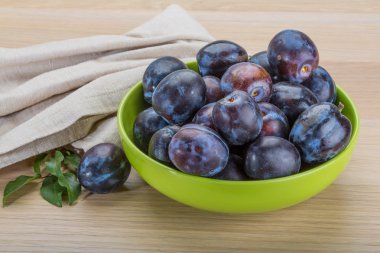 dojrzała śliwka świeży