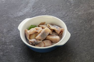 Atıştırmak için dilimlenmiş ringa filetosu kasede.