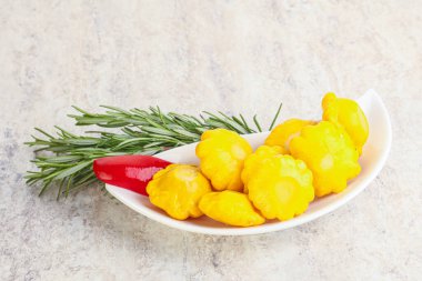 Turşulu sarı pastanın içinde doğal atıştırmalıklar.