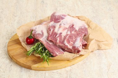 Güvertede pişirmek için çiğ domuz kaburgası.