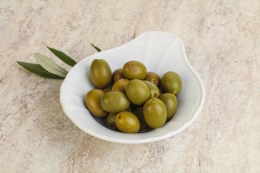 Tabakta salamura edilmiş zeytinler servis ediliyor.
