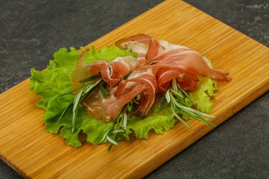 Biberiyeli dilimlenmiş domuz eti.