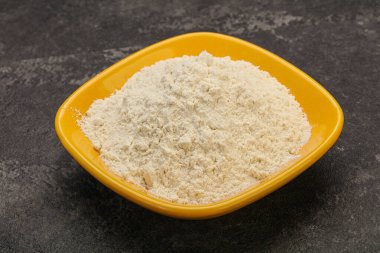 Buğday unu kasede yemek pişirmek için.