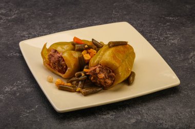 Doldurulmuş dolma dolma biber, et ve pilav.