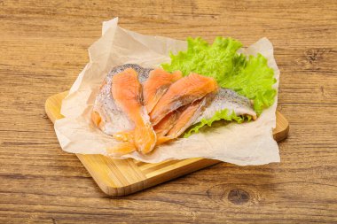 Dilimlenmiş doğal alabalık filetosu.