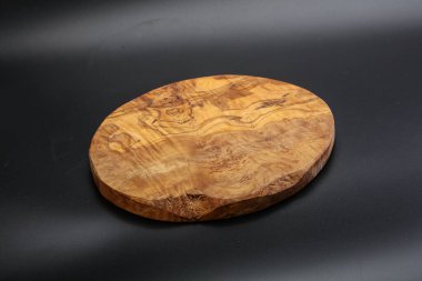 Mutfak için siyah arkaplan üzerine zeytin ağacı tahtası