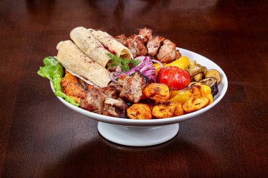 Shashlik karışık tabak - tavuk ve sebzeli biftek