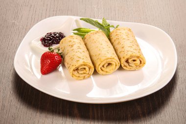 Meyve reçelli krep çilekli.